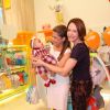 Nivea Stelmann foi convidada para conhecer a nova coleção de uma grife de roupas infantis e levou sua filha caçula, Bruna. Na loja, a menina deu show de simpatia e distribuiu sorrisos para os fotógrafos