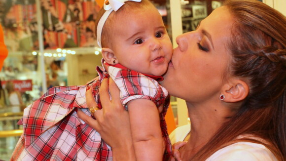 Nivea Stelmann leva a filha, Bruna, para evento de moda infantil no Rio