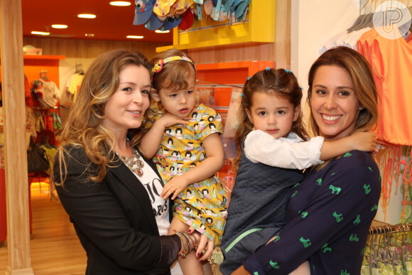 Dani Monteiro, acompanhada pela filha, Maria, e Bianca Castanho com Cecília na loja Alphabeto