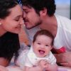 Ao lado dos pais, José Loreto e Débora Nascimento, Bella, de 5 meses, rouba a cena na web