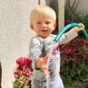 Filho de Karina Bacchi, Enrico, de 1 ano, esbanja fofura em fotos na web