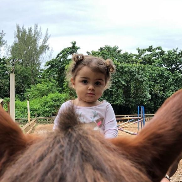 Filha de Felipe Simas e Mariana Uhlmann, Maria, de 1 ano, é sucesso na web