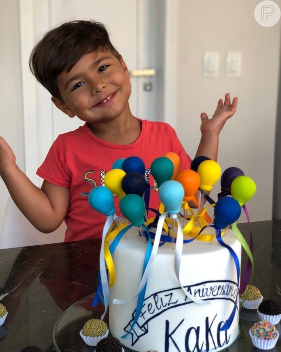 Henry, de 4 anos, sempre encanta os seguidores dos pais Simone Mendes e Kaká Diniz