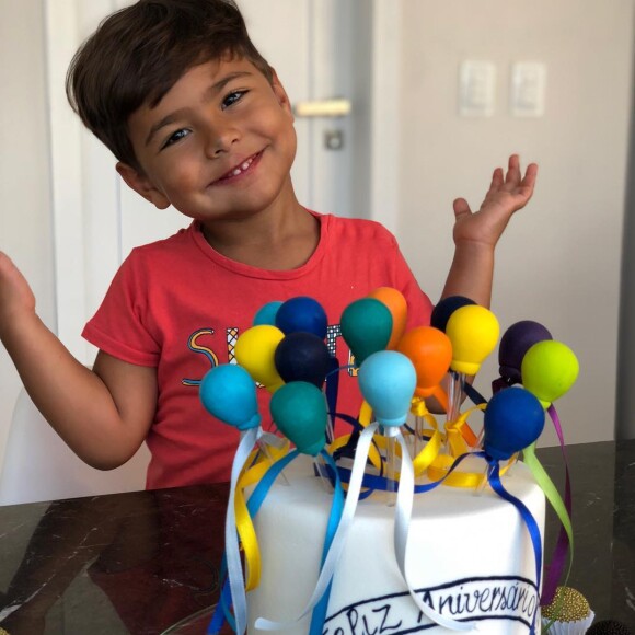 Henry, de 4 anos, sempre encanta os seguidores dos pais Simone Mendes e Kaká Diniz