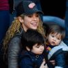 Milan e Sasha, respectivamente de 5 e 3 anos, roubaram a cena no colo da mãe, Shakira