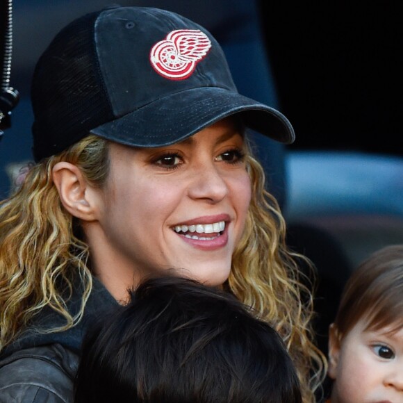 Milan e Sasha, respectivamente de 5 e 3 anos, roubaram a cena no colo da mãe, Shakira