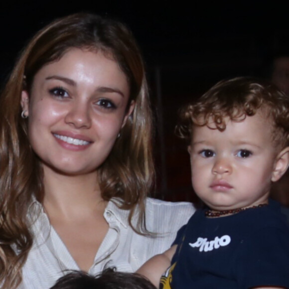 Otto, de 2 anos, foi clicado em momento fofo no colo da mãe, Sophie Charlotte