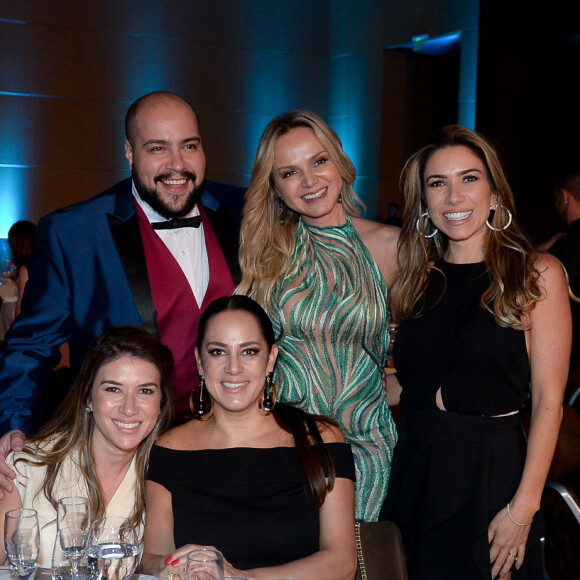 Patricia Abravanel posa com irmãs, sobrinho e a apresentadora Eliana em jantar beneficente