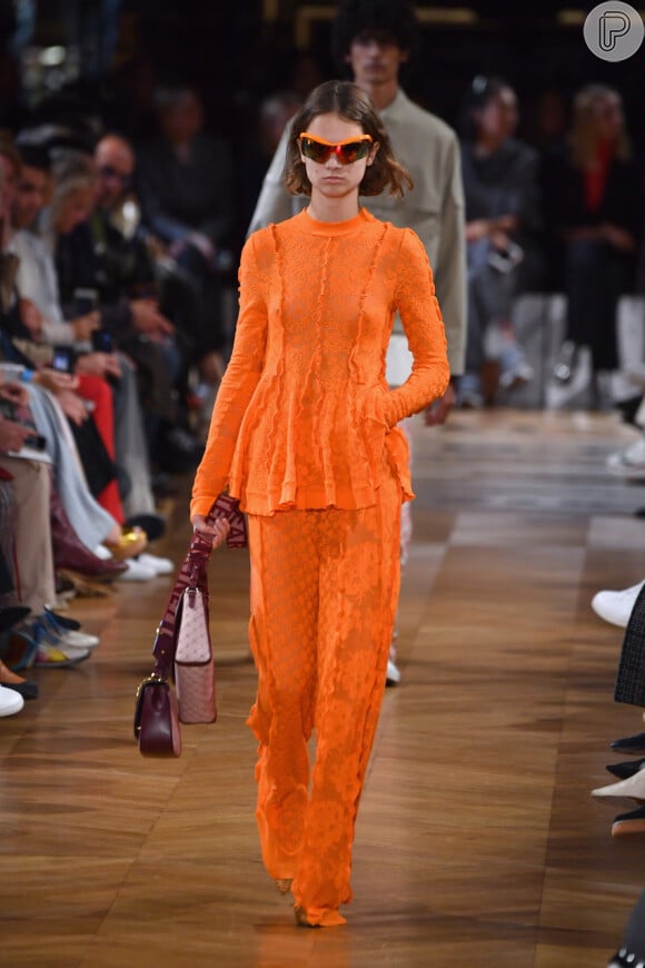 O conjunto laranja neon ganha feminilidade com o detalhe. Esse é Stella McCartney