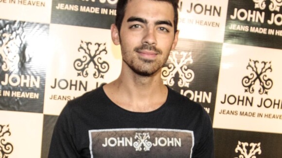 Joe Jonas causa alvoroço ao participar de evento na loja John John, em SP