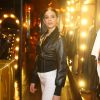 Bruna Marquezine compôs um look refinado com jaqueta de couro e calça branca