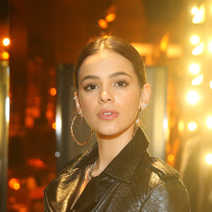 Bruna Marquezine compôs um look refinado com jaqueta de couro e calça branca