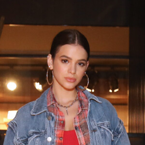 Bruna Marquezine manteve a jaqueta de couro e a blusa xadrez e criou um terceiro look com short jeans