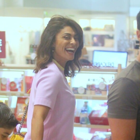 Simpática, Juliana Paes sorri para o paparazzo ao ver que está sendo fotografada