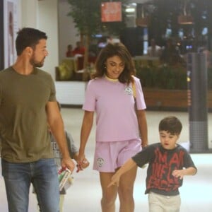 Juliana Paes caminha de mãos dadas com o filho mais velho, Antonio