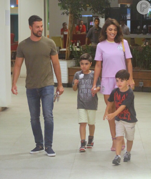 Sexta em família! Juliana Paes usa conjunto lilás em passeio com filhos e marido nesta quinta-feira, dia 11 de outubro de 2018