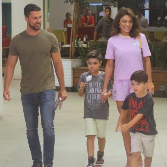 Sexta em família! Juliana Paes usa conjunto lilás em passeio com filhos e marido nesta quinta-feira, dia 11 de outubro de 2018