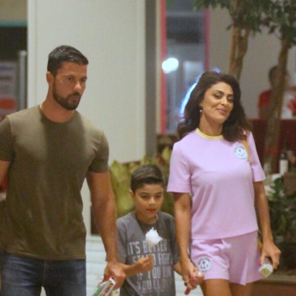 Juliana Paes se diverte ao ver brincadeira do filho mais novo, Antonio, durante passeio