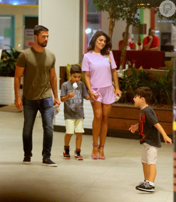 Juliana Paes passou a sexta-feira em família: a atriz foi fotografada no shopping Fashion Mall, em São Conrado