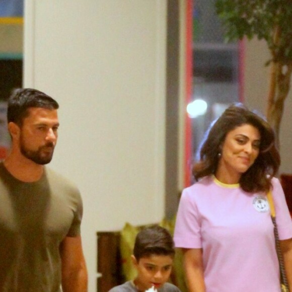 Juliana Paes passou a sexta-feira em família: a atriz foi fotografada no shopping Fashion Mall, em São Conrado
