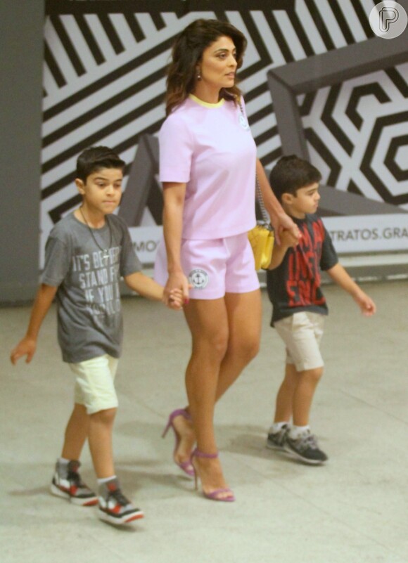 Juliana Paes aliou conforto e estilo em look para passeio com os filhos, Pedro e Antonio, e o marido