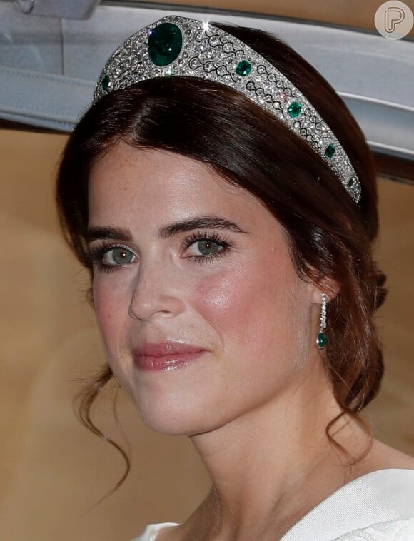 Princesa Eugenie de York usou uma tiara de diamantes e esmeraldas Kokoshnik Greville Emerald