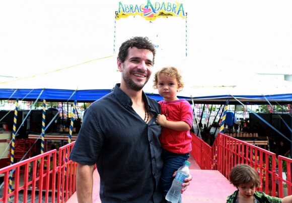 Daniel de Oliveira posou com o filho, Otto, de 2 anos, no colo