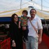 Alexandre Nero e a mulher, Karen Brusttolin, levaram o filho Noá, de 2 anos, ao circo