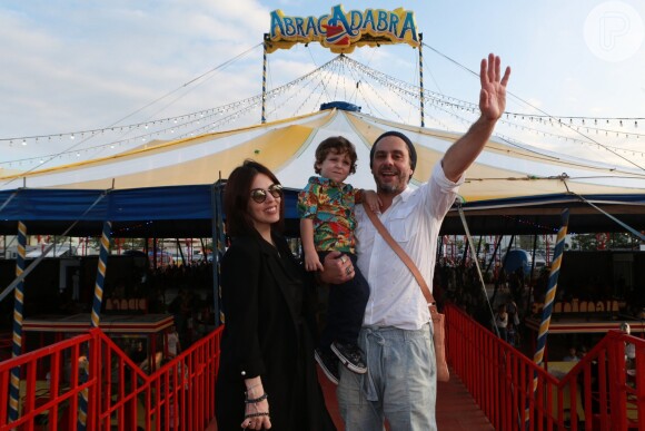Alexandre Nero e Karen Brusttolin levaram Noá, de 2 anos, ao circo no Rio