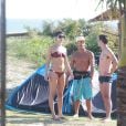 Sophie Charlotte e Daniel de Oliveira gravam 'O Rebu' na praia da Barra da Tijuca, no Rio de Janeiro