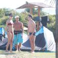 Sophie Charlotte e Daniel de Oliveira gravam 'O Rebu' na praia da Barra da Tijuca, no Rio de Janeiro