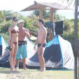 Sophie Charlotte e Daniel de Oliveira gravam 'O Rebu' na praia da Barra da Tijuca, no Rio de Janeiro