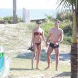Sophie Charlotte e Daniel de Oliveira gravam 'O Rebu' na praia da Barra da Tijuca, no Rio de Janeiro
