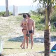 Sophie Charlotte e Daniel de Oliveira gravam 'O Rebu' na praia da Barra da Tijuca, no Rio de Janeiro