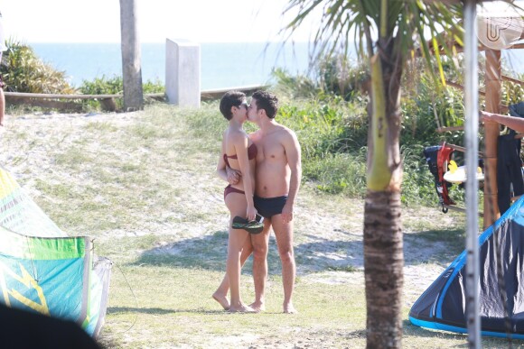 Sophie Charlotte e Daniel de Oliveira gravam cenas de 'O Rebu' na praia da Barra da Tijuca, no Rio de Janeiro