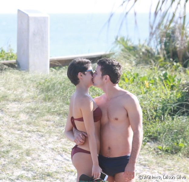 Sophie Charlotte e Daniel de Oliveira gravam cenas de 'O Rebu' na praia da Barra da Tijuca, no Rio de Janeiro