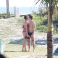 Sophie Charlotte e Daniel de Oliveira gravam 'O Rebu' na praia da Barra da Tijuca, no Rio de Janeiro
