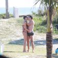 Sophie Charlotte e Daniel de Oliveira gravam 'O Rebu' na praia da Barra da Tijuca, no Rio de Janeiro