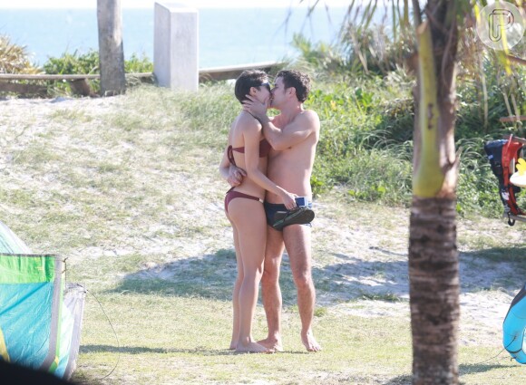Sophie Charlotte e Daniel de Oliveira se beijam em tarde de gravação da novela 'O Rebu' na praia da Barra da Tijuca, no Rio de Janeiro