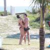 Sophie Charlotte e Daniel de Oliveira se divertem em cenas de 'O Rebu' na praia da Barra da Tijuca, no Rio de Janeiro