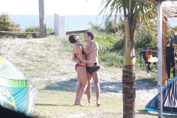 Sophie Charlotte e Daniel de Oliveira se divertem em cenas de 'O Rebu' na praia da Barra da Tijuca, no Rio de Janeiro
