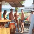 Sophie Charlotte e Daniel de Oliveira gravam 'O Rebu' na praia da Barra da Tijuca, no Rio de Janeiro