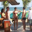 Sophie Charlotte e Daniel de Oliveira gravam 'O Rebu' na praia da Barra da Tijuca, no Rio de Janeiro