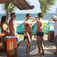 Sophie Charlotte e Daniel de Oliveira gravam 'O Rebu' na praia da Barra da Tijuca, no Rio de Janeiro