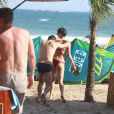 Sophie Charlotte e Daniel de Oliveira gravam 'O Rebu' na praia da Barra da Tijuca, no Rio de Janeiro