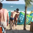 Sophie Charlotte e Daniel de Oliveira gravam 'O Rebu' na praia da Barra da Tijuca, no Rio de Janeiro