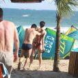 Sophie Charlotte e Daniel de Oliveira gravam 'O Rebu' na praia da Barra da Tijuca, no Rio de Janeiro