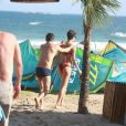 Sophie Charlotte e Daniel de Oliveira gravam 'O Rebu' na praia da Barra da Tijuca, no Rio de Janeiro