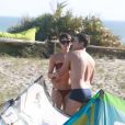Sophie Charlotte e Daniel de Oliveira gravam 'O Rebu' na praia da Barra da Tijuca, no Rio de Janeiro