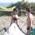Sophie Charlotte e Daniel de Oliveira gravam 'O Rebu' na praia da Barra da Tijuca, no Rio de Janeiro